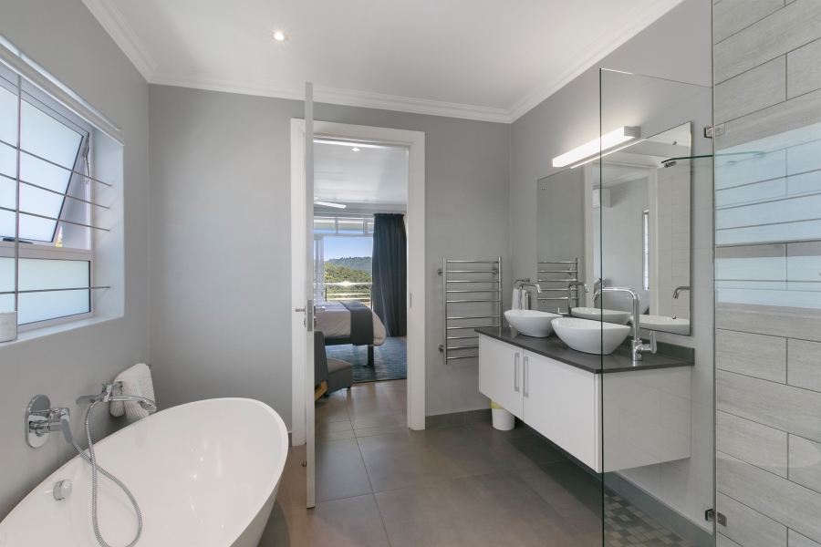 4 Bedroom Property for Sale in Kingfisher Creek Western Cape